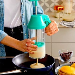 Pampered Chef BATTER MIXER & DISPENSER